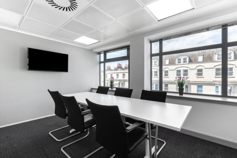 Brighton - BN1 3XF \ Large Office for Rent Customisable for 10 Desks