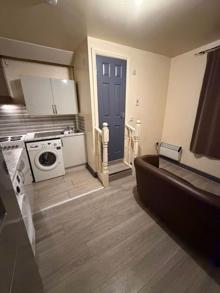 1 BED FLAT IN LADYPOOL ROAD