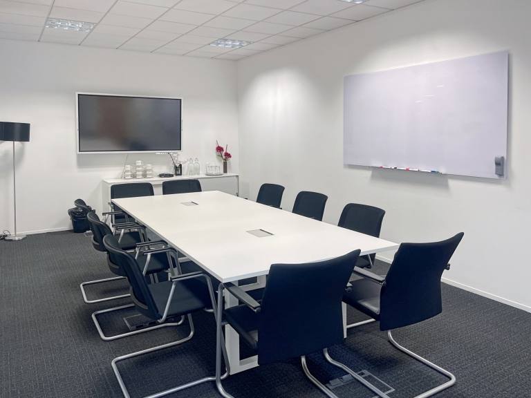 Bracknell - RG12 1WA \ Large Office for Rent Customisable for 10 Desks
