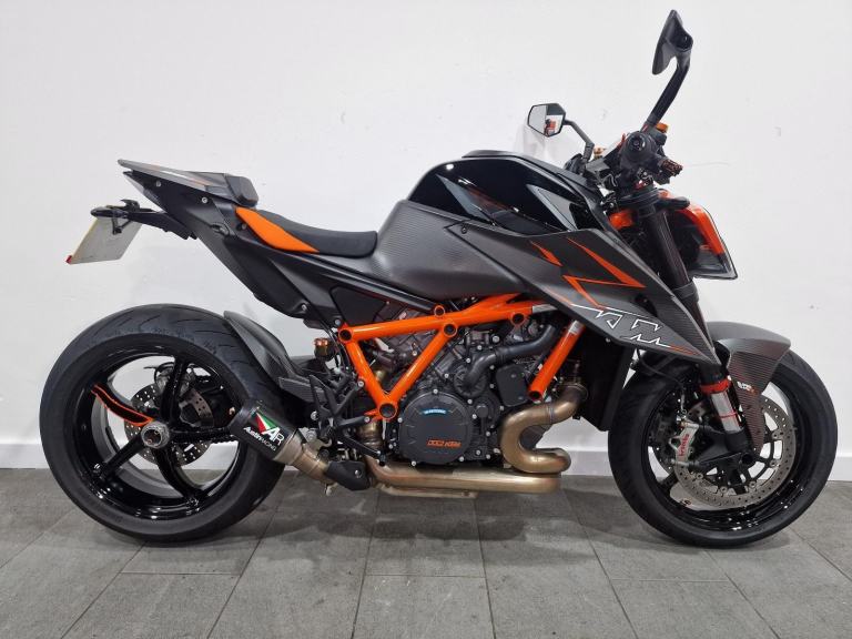 2021 KTM 1290 Superduke R, Austin Racing Silencer, Carbon Panels, Full Tech Pack