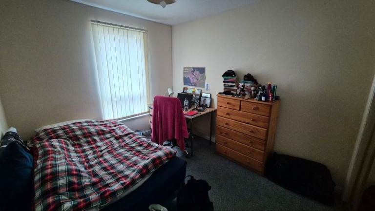 Room in a shared household close to university