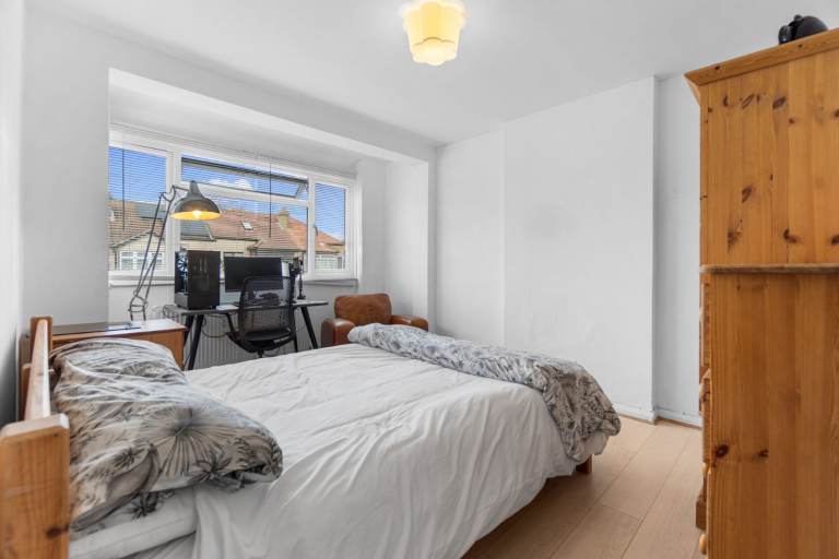 4 bed Terraced House with conservatory, parking and a big conversion, extension potential