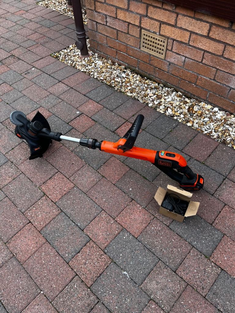 Black+Decker 18v Cordless Grass Trimmer with Charger – Good Condition