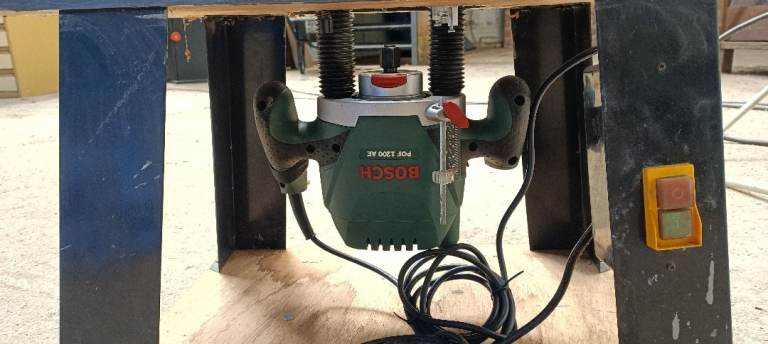 Router table fitted with virtually new Bosch router