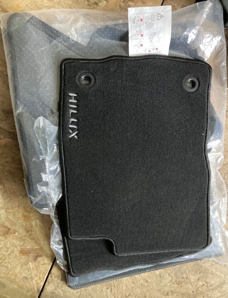 Toyota Hilux carpet mats 