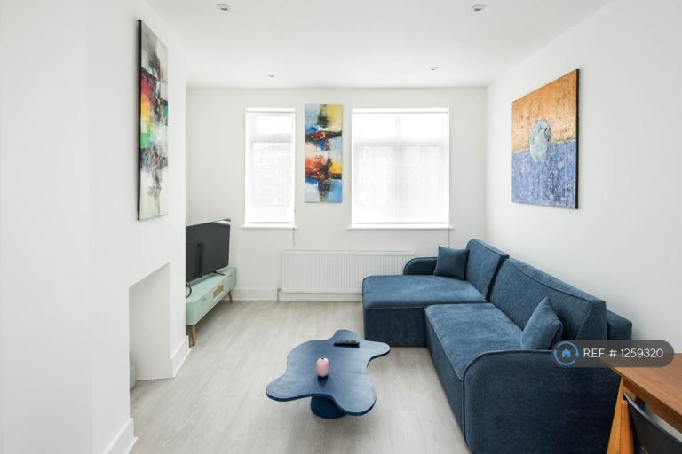 1 bedroom flat in Palliser Road, London, W14 (1 bed) (#1259320)