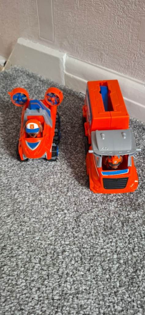 2 paw patrol zuma vehicles with figures 