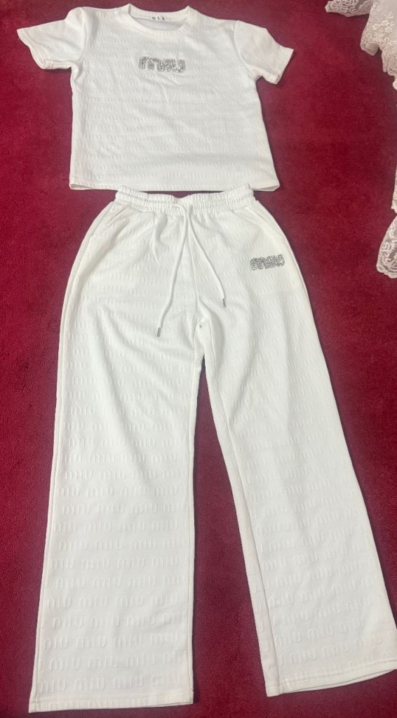 Ladies white T-shirt & trousers it’s set 
