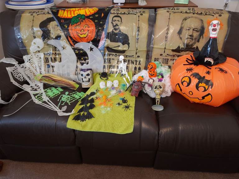 HALLOWEEN DECORATIONS WITH POT PUMPKIN + 3 CHILDRENS WITCHES HATS