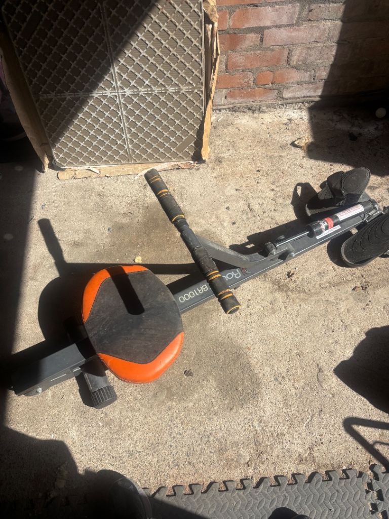 Manual rowing machine