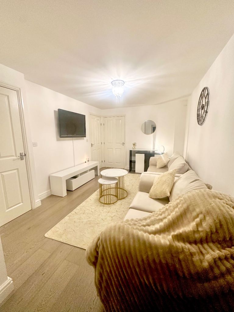 Freshly Refurbished House - Private Rd - Parking Bays