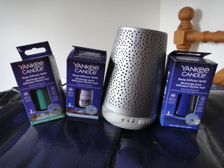 YANKEE CANDLE AROMATHERAPY ELECTRIC SLEEP SET DIFFUSER & 3 Brand New Refill Packs of Essential Oils