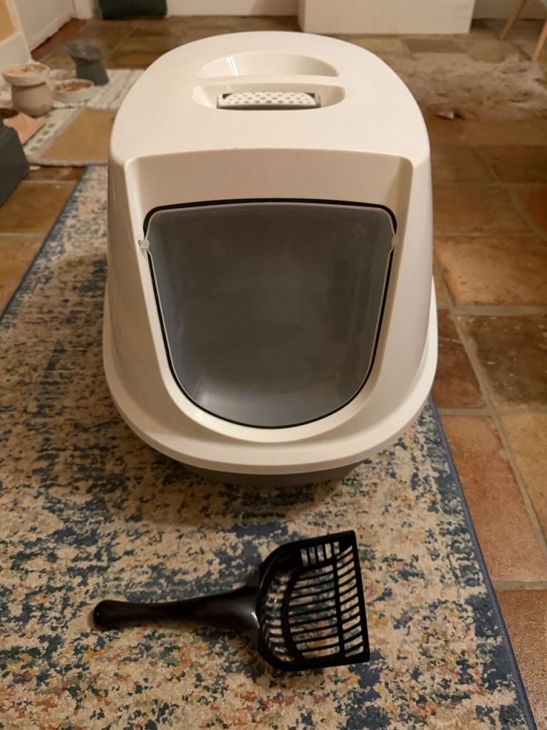 Cat litter tray with lid and flap