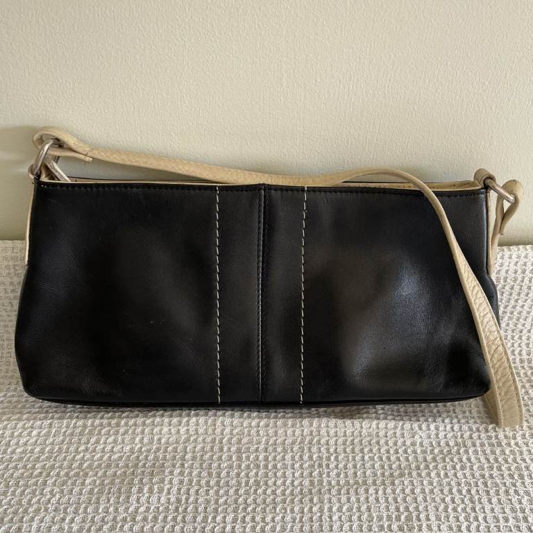 Smart shoulder bag. Faux-leather, black with cream detailing. £4 ovno. Can post.
