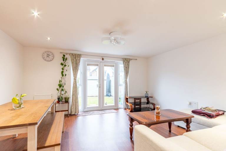 Stunning, 3-bedroom mid-terrace house with private parking and private garden, near the Gyle