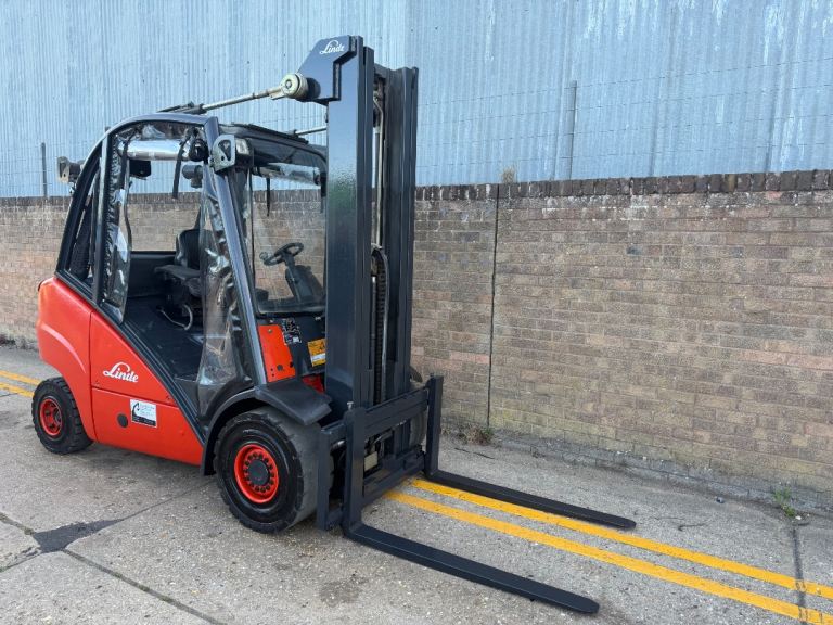 2005 Linde H30D diesel forklift, 5.5m triple mast, sideshift 
