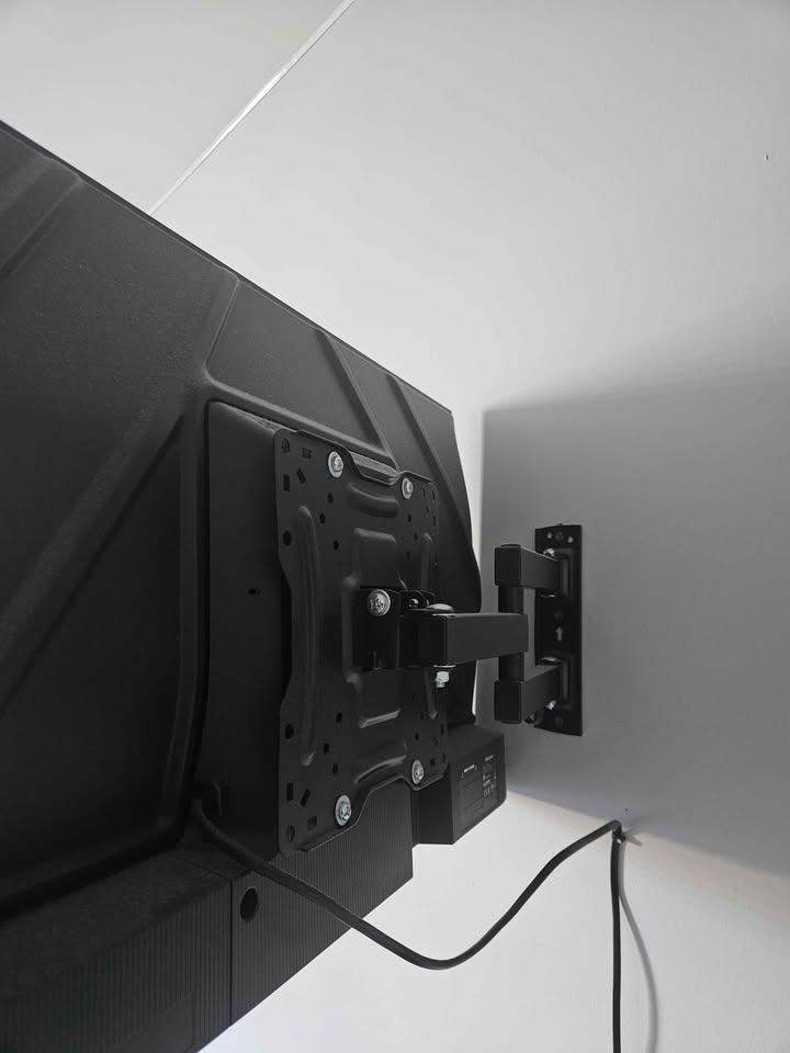 TV Wall Mount for TV's that are 22" - 43"