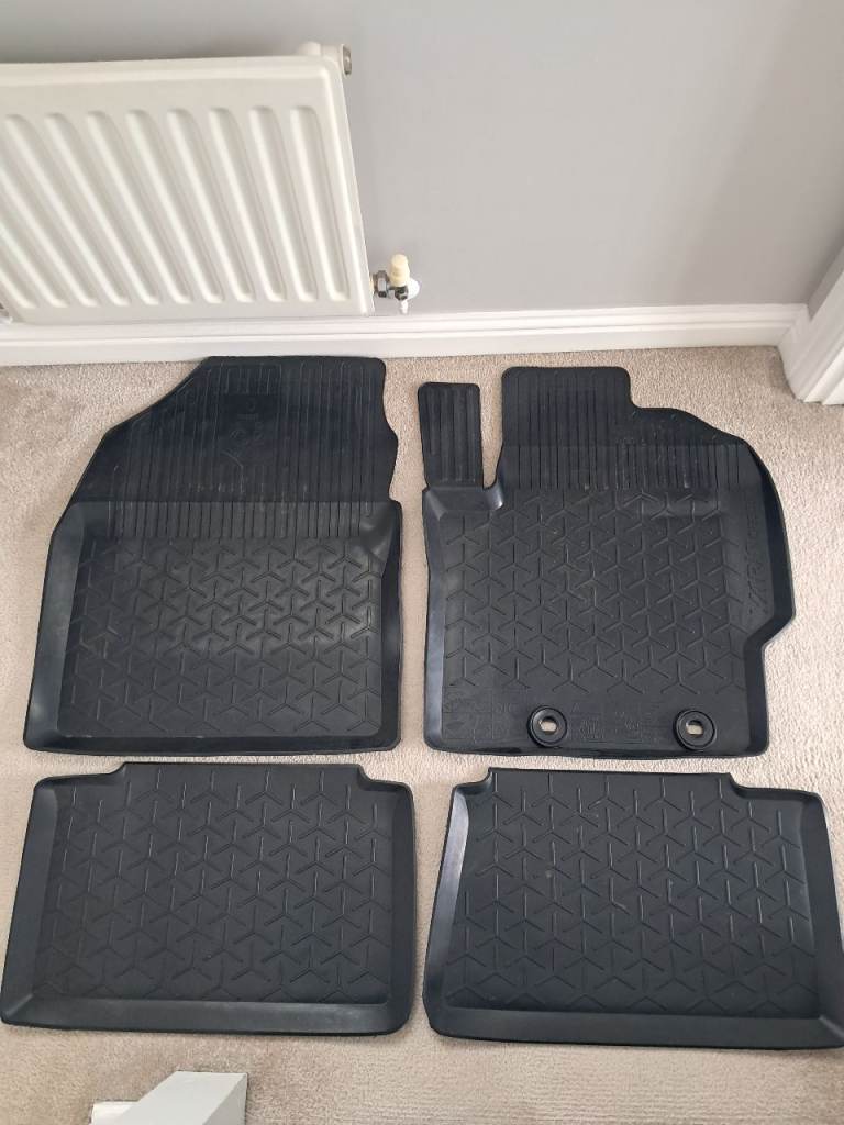 Toyota Yaris Cross Rubber Mat Set
