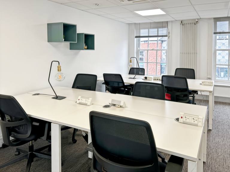 Belfast - BT1 1LU \ Shared Office Space for Rent
