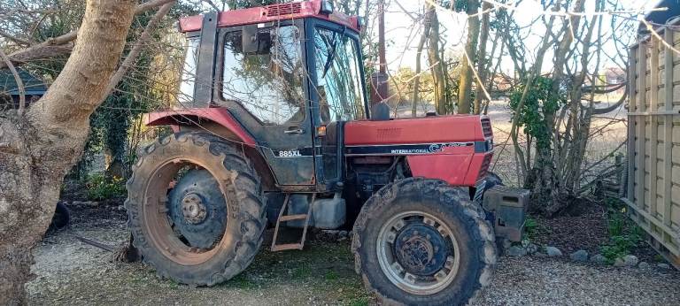 Case International 885XL Tractor