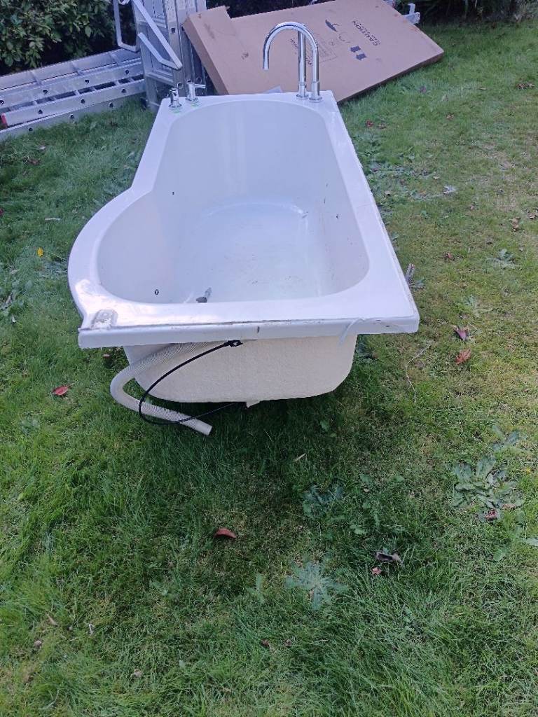 Bath tub