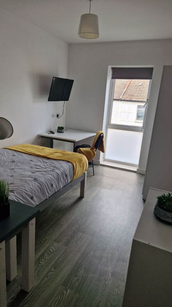 LUXURY DOUBLE ENSUITE ROOM AVAILABLE IN GILLINGHAM!!