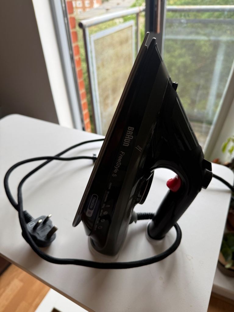 Braun Freestyle 3 Steam Iron – Black, Good Condition
