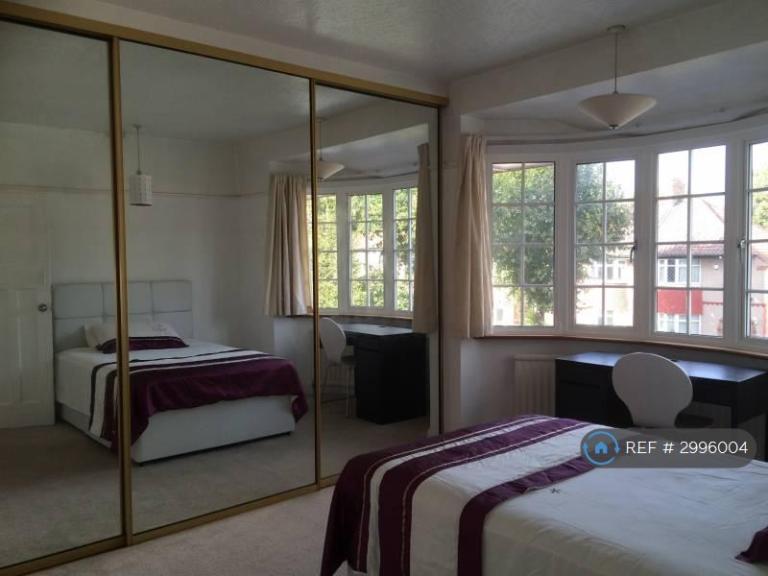 4 bedroom house in Wricklemarsh Road, London, SE3 (4 bed) (#2996004)