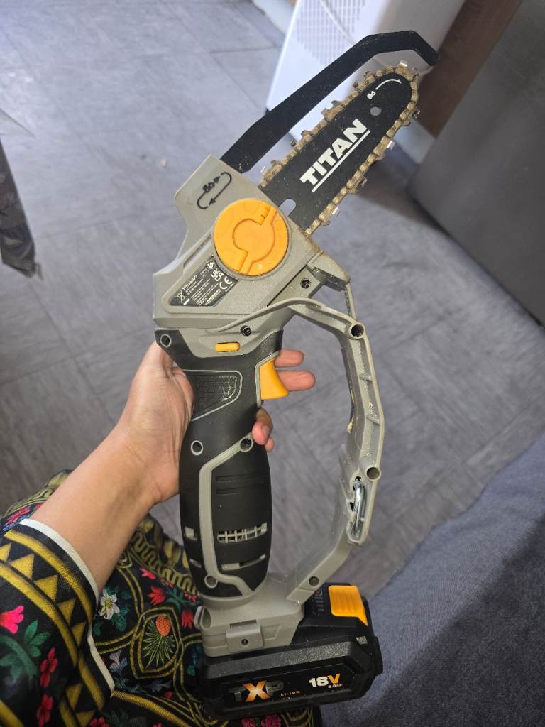 Mini chainsaw