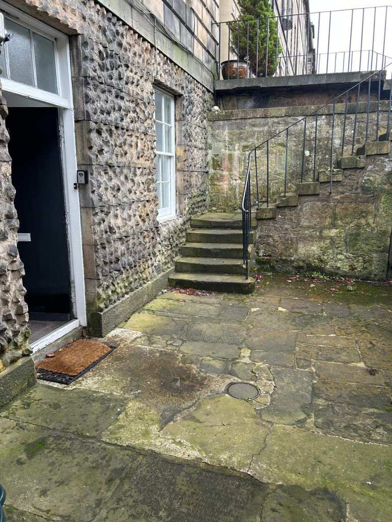    New Town. Unfurnished . Great King Street. 2 bedroomed garden flat with private garden