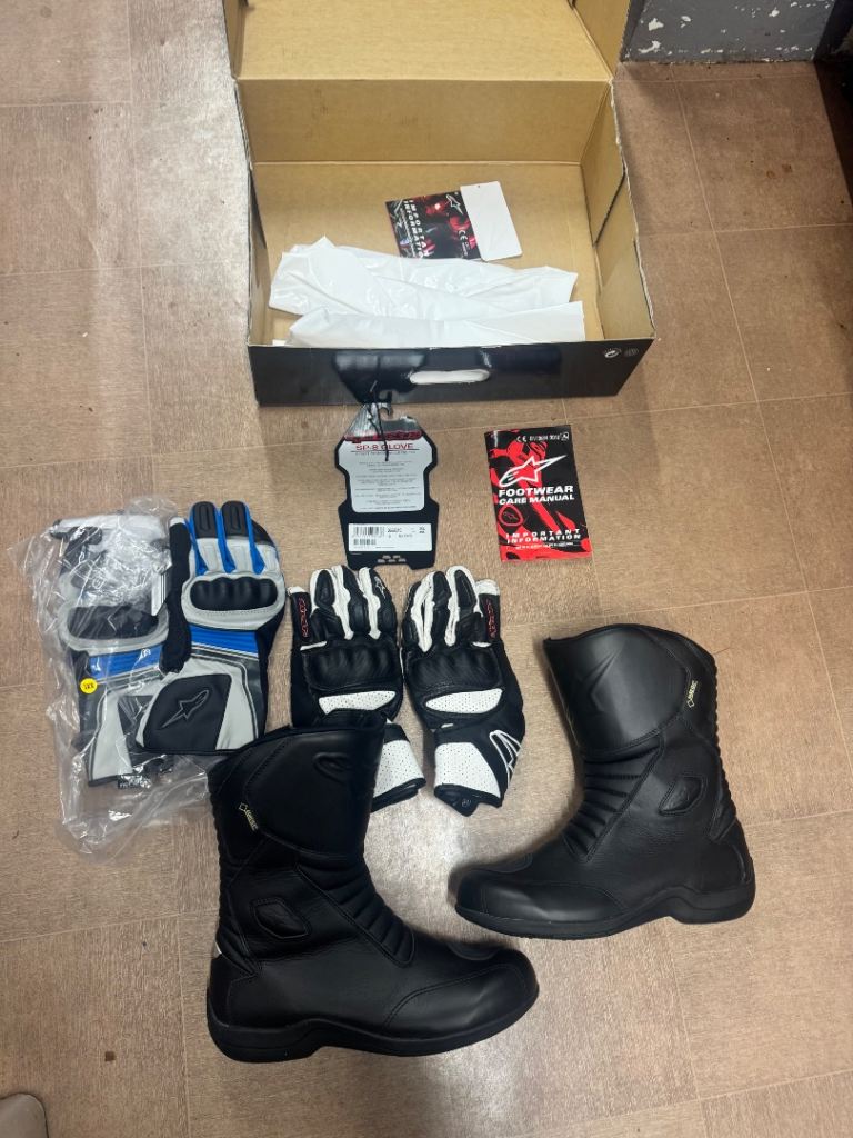 Alpinestars motorbike shoes and gloves