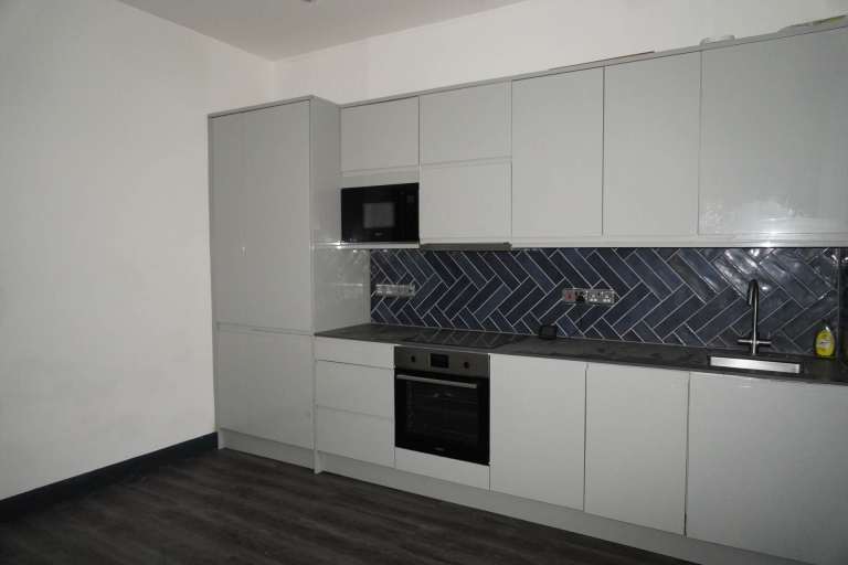 1 bedroom flat in North Avenue, London