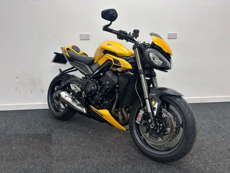 TRIUMPH STREET TRIPLE 765RS * QUICK SHIFT - OHLINS SHOCK - READY TO RIDE AWAY**