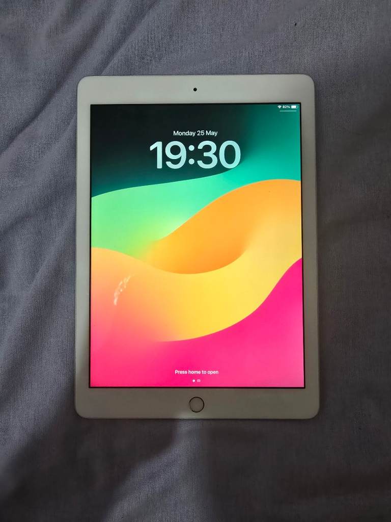Apple iPad 6/White & Grey/32 GB/ New Condition