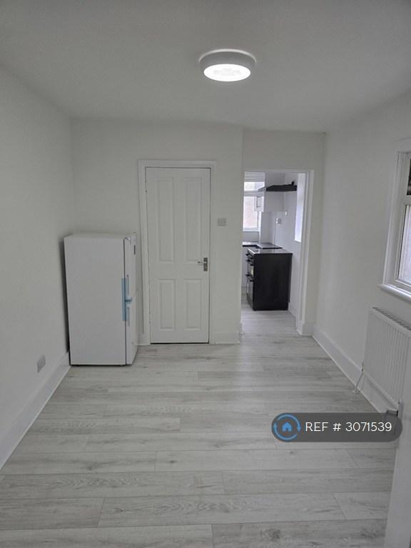 Studio flat in Chestnut Rise, London, SE18 (#3071539)