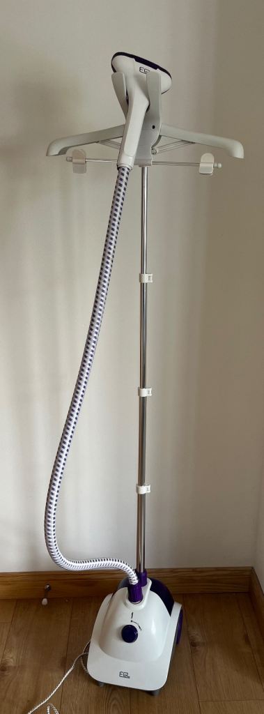 EGL upright clothes steamer. Removes creases and odours. With attachments. Perfect working order.