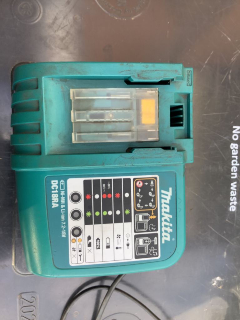 Makita Battery Charger DC18RA