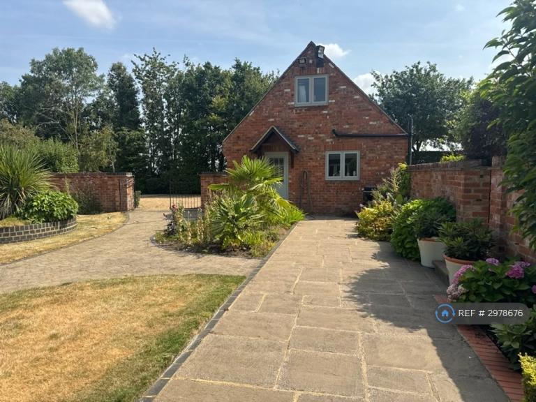 1 bedroom flat in Eastcote Road, Northampton, NN7 (1 bed) (#2978676)