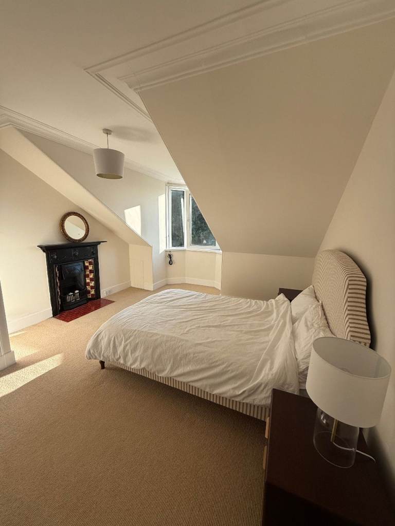 Spacious Double Room with stunning panoramic views of the city - Private Shower Room