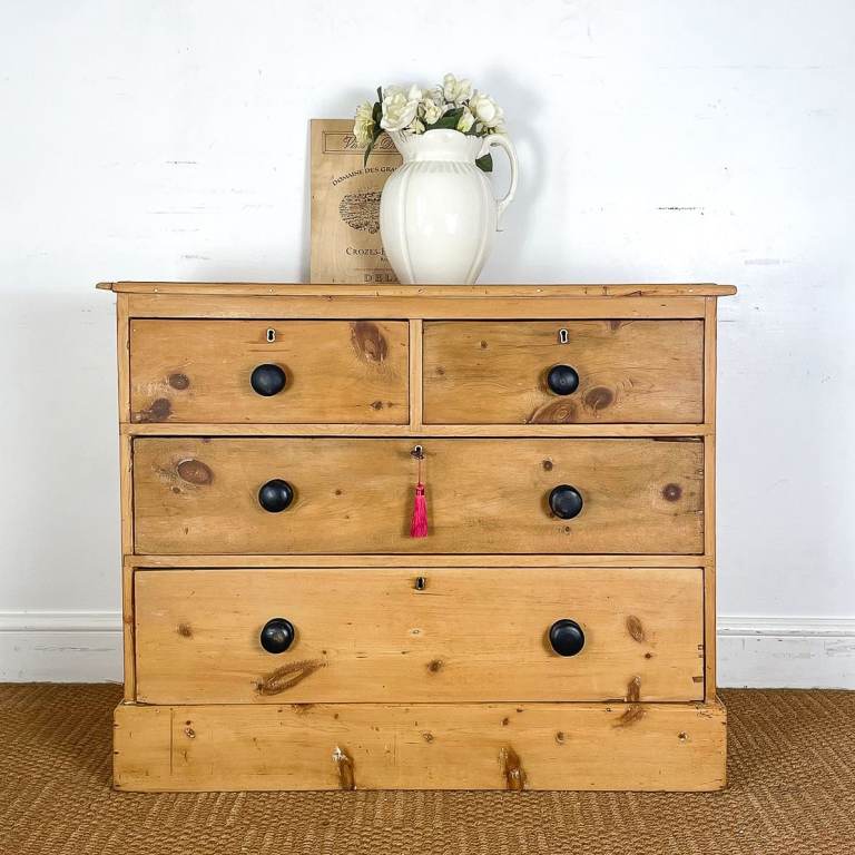 Antique Early English Victorian pitch pine Chest of Drawers - Dark knobs, working locks & Key