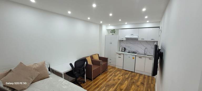 Brand New Luxury Large bedsit studio room