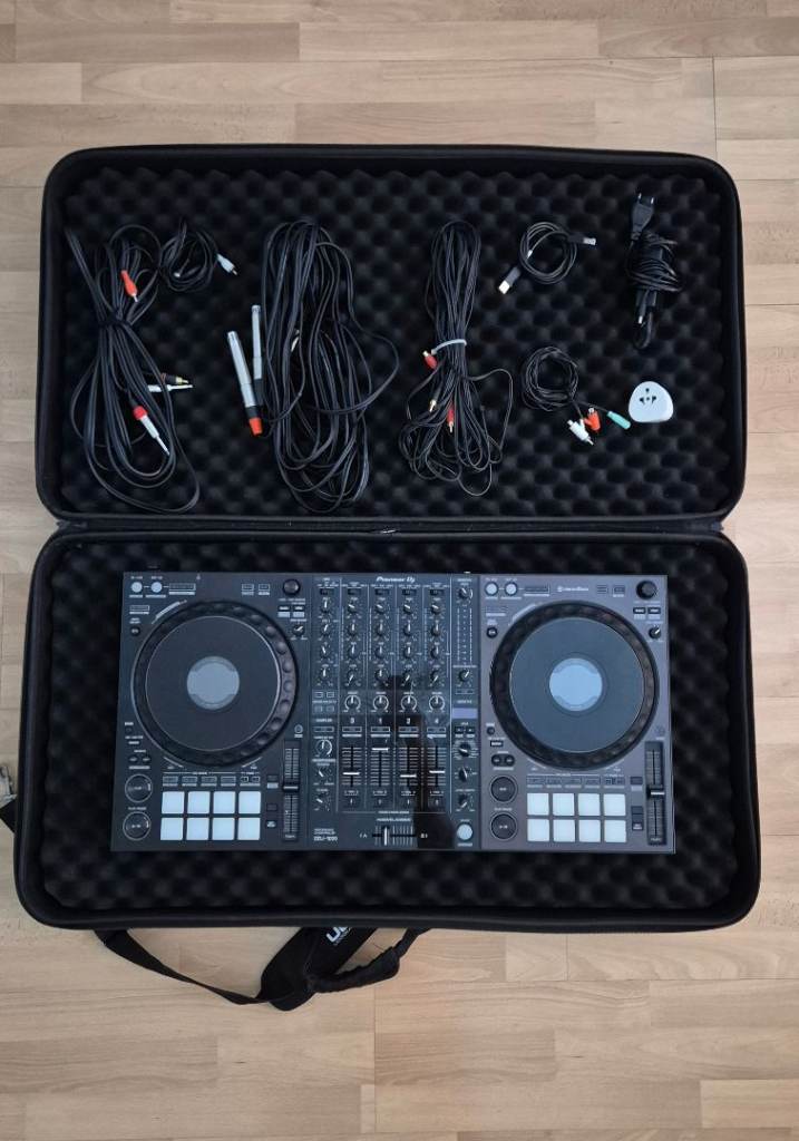 Pioneer DDJ-1000 DJ Controller + UDG Case & Full Cable Bundle – £950 ONO – Coulsdon