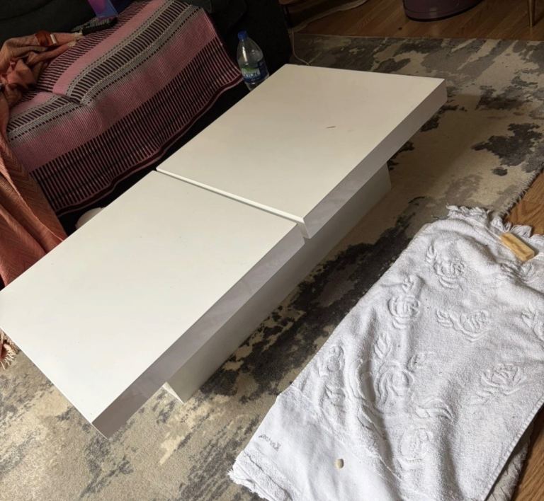 Expandable white gloss coffee table