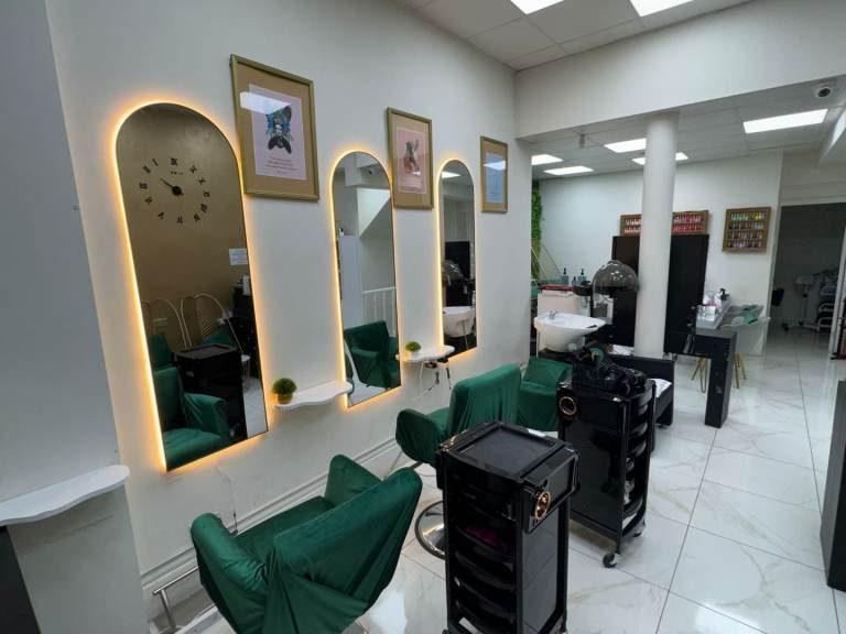 Zone 1 Salon / Hair dresser Chair to Rent – Central London (WC1X) – £250