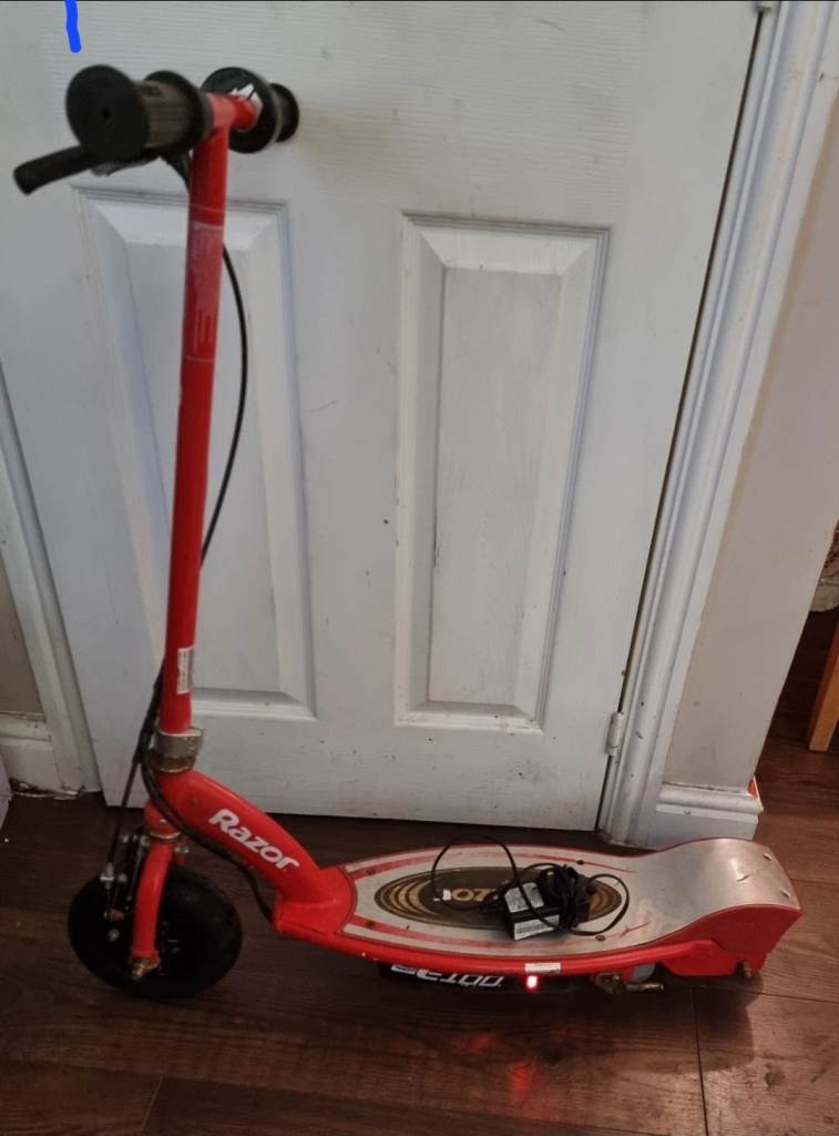 Razor E100 electric scooter plus charger kids size scooter up to 11 years