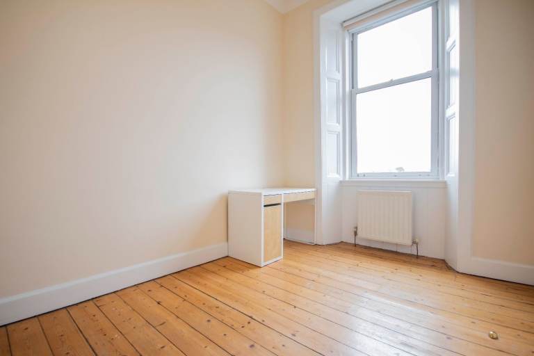 Delightful, 2 bedroom, 2nd floor flat in Causewayside – available January