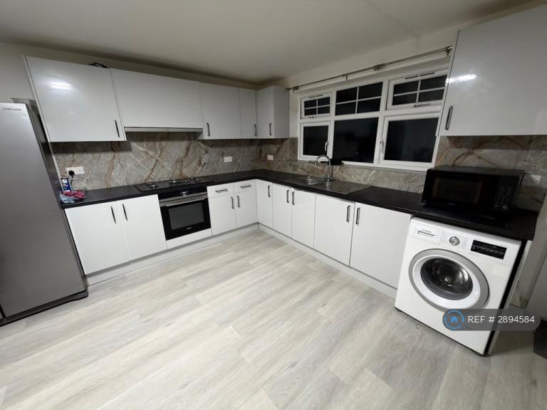 6 bedroom house in Prince Regent Lane, London, E13 (6 bed) (#2894584)