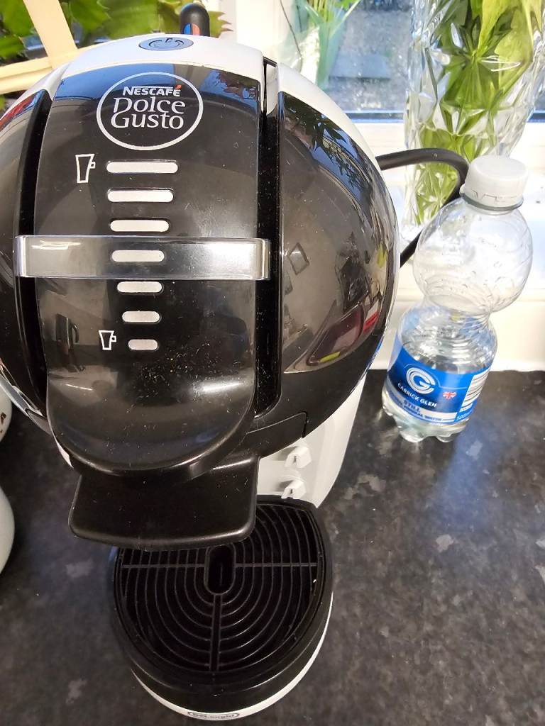 Coffee machine   and  storage tray 