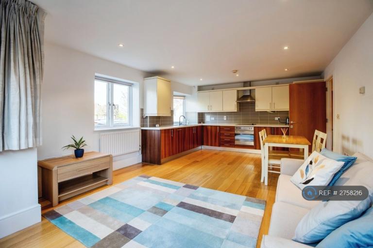 2 bedroom flat in Worple Road, Wimbledon, SW19 (2 bed) (#2758216)