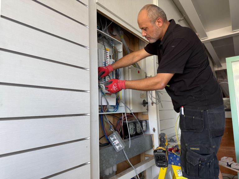 Electrician near me, Contact Experienced Electrician in domestic and commercial work
